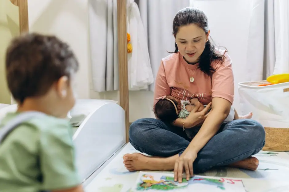 Ibu mendampingi anak membaca buku bergambar